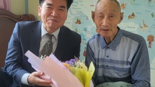 아산시, “오래 오래 건강하세요” 100세 이상 장수어르신 축하 선물 전달